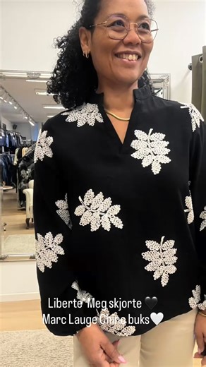 Boutique Dorthe on Instagram: "Forårsklar med klassisk elegance🌿 Black & White kan virkelig noget 🤍🖤 Meg smuk skjorte fra Liberté Essentiel kombineret med klassiske chino bukser fra Marc Lauge – et enkelt og stilrent look, der aldrig går af mode. 👚 Skjorte: 500 kr. 👖 Buks: 599,95 kr. Find sættet hos Boutique Dorthe – vi står klar til at hjælpe dig med styling 💫 #vielskeratklædejerpå #boutiquedorthestyling #libertéessentiel #marclauge"