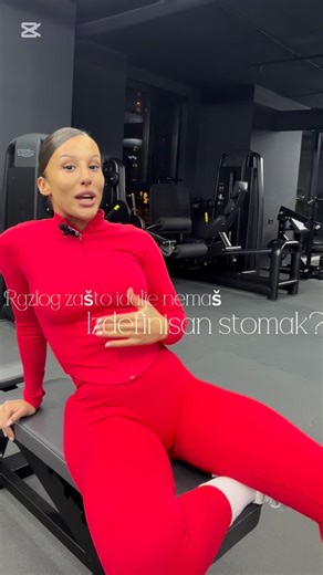 𝔸.𝔸. on Instagram: "Mnogo devojaka kada prvi put dodju u teretanu imaju isti problem – visak kilograma. I sat najcesce rade? 👉 Samo kardio 👉Vezbe za stomak koje vide na internetu 👉 Beskrajne trbusnjake I onda se pitaju zasto rezultati izostaju ❌Misici ne mogu da se vide dok se ne skine odredjen procenat masti A tu vecina napravi gresku Jer mrsavljenje nije samo „topljenje kalorija“. Kljuc je u treningu snage Zato je full body trening jedan od najboljih izbora za pocetnike . To je trening ko