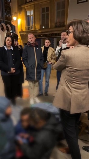 Situation difficile pour de nombreux citoyens ! 🔴Anne Hidalgo, Maire de Paris s'insurge sur la situation précaire des français 🇫🇷 🔸🗣️ Elle dit "crèche municipale qui dort dans une tente dans la rue. Une retraitée de 72 ans à la merci de toutes les agressions. Voilà le bilan du trio Grégoire-Belliard-Brossat!"... | Psn Animation Média