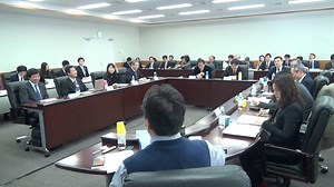 【櫻木 大臣報道官通信 vol.334】6月5日 Society5.0に向けた人材育成 ～社会が変わる、学びが変わる～ 昨年11月から林大臣の下で議論を進めてきた「Society5.0」における人材像、学校や学びの在り方、今後の教育政策の方向性等がまとめられました 私たちは、IoT、ロボット、人工知能、ビッグデータ等の先進技術を活用することで、新たな価値を創出し、地域、年齢、性別、言語等による格差なく、多様なニーズ、潜在的なニーズにきめ細かに対応したモノやサービスを提供することのできる新たな時代、Society 5.0※¹（ソサエティ ゴーテンゼロ）を迎えようとしています。 ※¹狩猟社会（Society 1.0）、農耕社会（Society 2.0）、工業社会（Society 3.0）、情報社会（Society 4.0）に続く新たな社会を指す 『Society 5.0に向けた人材育成に係る大臣懇談会』では、様々な分野の専門家にお越しいただき、Society 5.0という新たな社会で、共通して求められる力は何なのか、社会を牽引していくためにどのような人材が必要か等について、社会像を具体的に