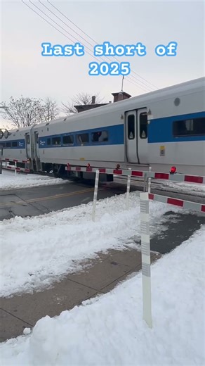 P32AC Metro North to Grand Central arriving at Peekskill