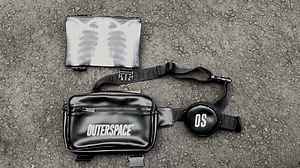 你需要看看，目前地球上最棒的一款腰包，兩種視覺呈現，讓你好穿搭，另外又是一包三用的包款！來自OS的最強創意 太空總部 http://www.outerspace.com.tw/ 太空商城 http://tw.mall.yahoo.com/store/outerspace 太空蝦皮 https://shopee.tw/outerspace_2007 太空淘寶 http://osouterspace.taobao.com/ ●台北西門星球旗艦店／(02)2331-2002 台北市西門町峨眉街74號 | Outerspace