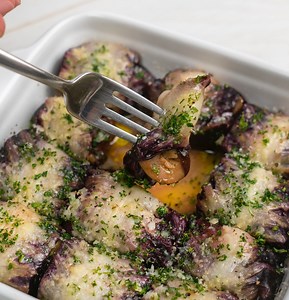 22K views · 743 reactions | INVOLTINI DI RADICCHIO AL FORNO  di Lello Tempo di preparazione: 15 minuti Tempo di cottura: 15 minuti Difficoltà: Facile Dosi: Per 4 persone 螺Costo: Basso Ingredienti: Radicchio lungo, 1 cespo; Champignon, 250 g; Aglio, 1 spicchio; Prezzemolo, q.b; Olio evo, q.b. ; Sale, q.b. ; Pepe, q.b. ; Formaggio grattugiato, q.b. ; Taleggio, 200 g. Ti manca qualche ingrediente? Puoi sostituire il taleggio con il gorgonzola. | Chef in Camicia | Facebook