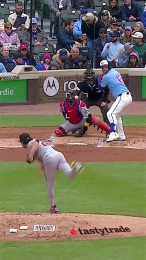 The Cubs score 3 runs in the first inning!