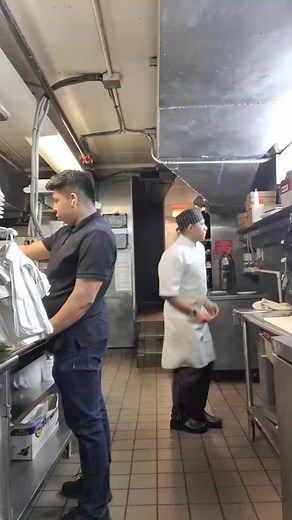 Engaging Kitchen Conversations with Professional Chefs