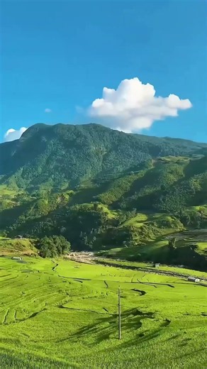 Breathtaking Views of Sa Pa's Mountainous Valley 🏔️