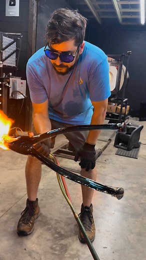 The Titan Project: Icons of Prehistoric Power explores the fragility of Earth’s prehistoric giants, rendered in glass. The Dakotaraptor is the first full glass skeleton in the series and will debut with the Granada Gallery at the Tucson Gem & Mineral Show in 2026. I’ll be documenting this journey as I go, and I’d love to have you along for it. @granada.gallery @tgmsociety @tucsongemshow #art #glassart #artcollector #glassblowing #artoftheday #tucsongemshow #artgallery #dinosaur #jurrasicpark | G