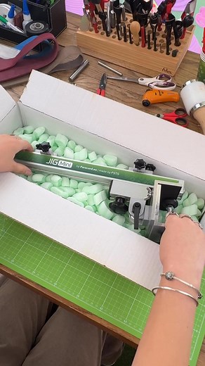 129K views · 811 reactions | ❗️AVAILABLE NOW ❗️Create detailed paracord projects with ease using the Jig Mini produced by @fstsparacordtools 淋✨. Perfect for smaller items like bracelets 甆 and keychains . This high-quality knotting board offers a stable, comfortable setup-and it’s even compact enough to take anywhere you go! #paracordeu #paracord #paracord550 #dogcollar #diy #paracordprojects #dogleash #paracordbracelet #jig #jigmini | Paracord.eu | Facebook