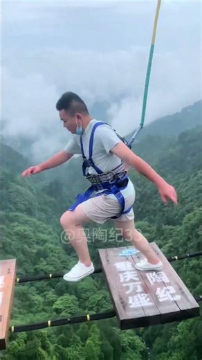 😂Bungee jumping on a 300m cliff😁丨Beautiful scenery#beauty#bungee jumping#cliff#sports😂Bungee jump