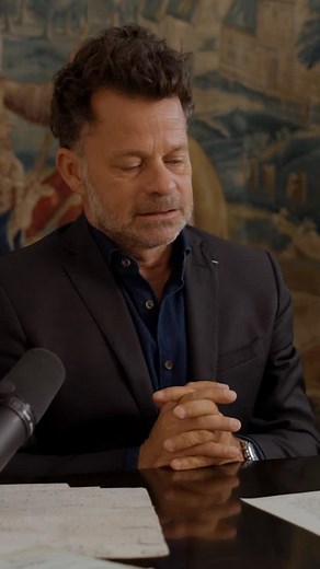 Camus entre Prix Nobel et guerre d’Algérie : les tourments d’un écrivain fidèle à son enfance. Prix Nobel de littérature en novembre 1957, Albert Camus savoure la joie de cet honneur, mais il demeure désespéré de la guerre qui ravage sa terre natale. Le même jour, il adresse deux lettres poignantes : une première, célèbre, à son instituteur, Monsieur Germain, et une autre, à un ami du Journal d’Alger. @autographes_des_siecles @benoitforgeot @nobelprize 🎥: @maison.mimesis #albertcamus #nobelpriz