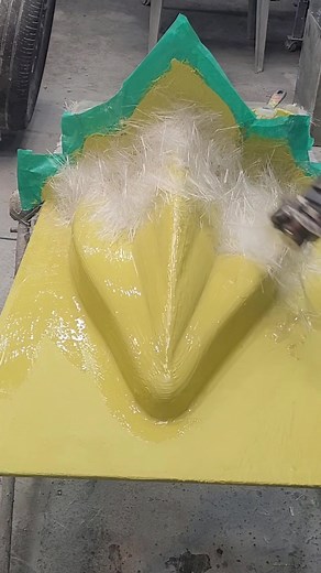 Aplicação de Fibra de Vidro e Resina Poliéster no Modelo Cockpit