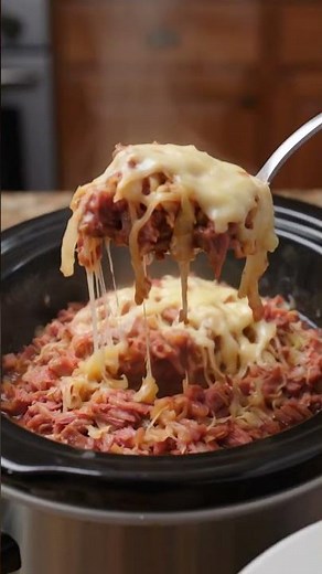 🥩🧀 Slow Cooker Cheesy Corned Beef & Cabbage
