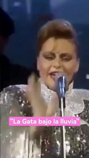 Rocio Durcal cantando "La Gata bajo la lluvia" en la movida 1991