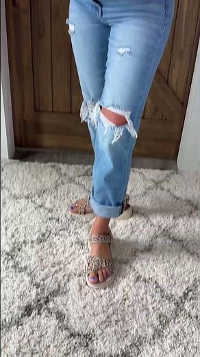 These Skecher slip-in sandals are the perfect comfortable summer sandals for women ☀️👡 Easy