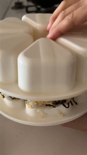 おはめぐるむ🍀ゆるはぴおにぎりの日一気にできるおにぎりメーカーホント便利ひじき混ぜご飯うめ焼きおにぎりどれにする？午前中だけ雨みたい4年生午後プールだから入れるといいなぁ🏊‍♂️木曜日元気によろしくね😌
