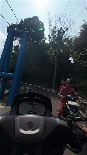 Kembali melewati jembatan cinta di atas sungai yang cukup deras