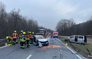 Schwerer Unfall mit sieben Verletzten im Landkreis Landshut: B11 drei Stunden gesperrt