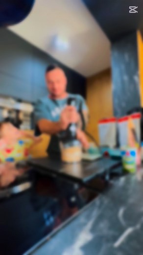 Fit no-bake sernik z synem 🍰👨‍👦 Dzisiaj wjeżdża fit no-bake sernik, a najlepsze w tym wszystkim? Robimy go razem z moim małym mistrzem w kuchni 😎💙 Prosty, szybki i w 100% fit — idealny na słodką przyjemność bez wyrzutów sumienia. Składniki na 1 porcję (~710 kcal): • herbatniki Petit Beurre (~35 g) • 15 g masła (do spodu) • 220 g twarogu chudego • 30 g odżywki białkowej • 50 g jogurtu naturalnego • 3 g żelatyny proszek • 3 g kakao (na dekorację) • 5 g erytrytolu (słodzik) • 5 g wiórków kokos