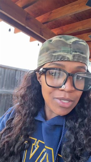 Anti-Blue Light: Equipped with anti-blue light protection to safeguard eye health during prolonged use. High-Definition Recording: Features a 5MB built-in camera for 2K image shooting and 1080P video recording with a stabilization algorithm to optimize quality. Intelligent Item Recognition: Automatically identifies and announces results in real-time for items, menus, landmarks, and plants. Interactive Voice Assistant: Activates a voice intelligent chat feature to assist with voice commands for e