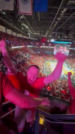 “Nebraska Fans ERUPT After Final Miss! March Madness Celebration in the Stands 🔴🌽”