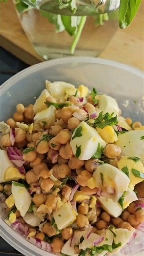 TOP HOT TO COOK? Make this easy CHICK PEA EGG SALAD It's the perfect meatless salad with protein and good carbs. Use good Portuguese olive oil, @gonsalvesfoods of course. 👍 Find complete recipe on Tia Maria's Blog. #meatles #tiamariasblog #receitasportuguesas #receitas #portugueserecipes #cozinhaportuguesa | Tia Maria's Blog