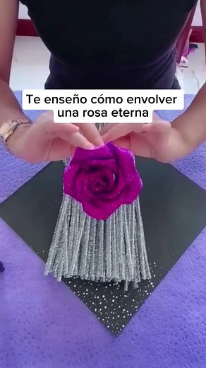 Tutorial cómo envolver una rosa eterna🌹 así que mira el video hasta el final ✅ #rosas #rosaseternas #rosasdeliston #flores #manualidades #creativas #generaingresosdesdecasa #amasdecasaemprendedoras #estadosunidosdeamerica #estadosunidosdenorteamerica #mexicocity #chile #chilenas #colombia | Arte & Detalles