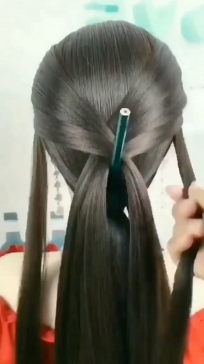 Daily Hair Tutorials 💇‍♀️ on Instagram: "Quick & Easy😍🥰 Follow @hairs.diy to get more hair style ideas and learn simple beautiful hair styles 💓 . . #hairstyleideas #videohair #braidtutorial #hairtutorialvideo #hairvideotutorial #hairstyletutorial #braidoftheday #braidsofinstagram #hairglamvideos #tutorialhairdo #hairvideoshow #naturalhairtutorial #tutorialhair #cutehairstyles #marcbeauty #tutorialvideo #braidinglife #hairofinstgram #braidinspo #hairdecoration #hairstylevideo #longhairstyles 