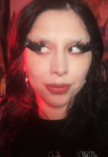 Exploring Alternative Makeup Looks: A Feather-Inspired Guide
