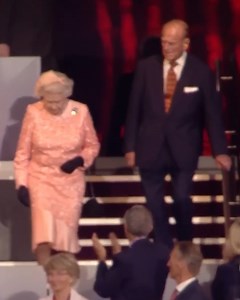 Throwback: During the #London2012 opening ceremony, The Queen joined James Bond with the entrance of a lifetime 🪂 #Paris #Paris2024 #Olympics | TNT Sports