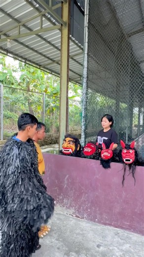Buto dan grandong memilih topeng