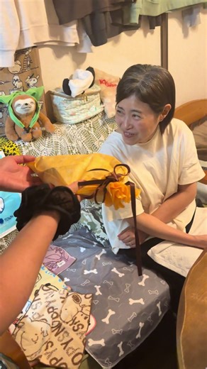 若年性認知症の妻と生きる。 里菜ちゃんが母の日を持ってきてくれましたよ。ありがとう。 妻は５０歳に若年性アルツハイマー型認知症と診断されました。 現在ともに今年56歳 こういった動画が同じ境遇の方の何かの役に立てばと普段の生活をUPしていこうと思います。 #認知症 #若年性認知症 #若年性アルツハイマー型認知症 #Alzheimer's dementia #happily married couple