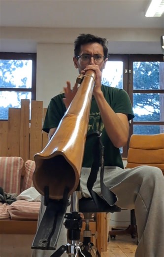 Today, this is The Frog's Dance!🐸🤘🤪🤘 I play on my magic F in wild cherry. This kind of didgeridoo is powerfull, precise and harmonic. Perfect to play fast with vocals and toots. 🤩 | Didgelement