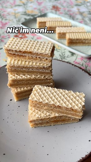 Tento recept mal mať názov “grilážky bez nervov”, ale dopadlo to ako vždy… 😂 Musím uznať, že táto amatérska chyba sa mi už dávno nestala, a to grilážky robím celkom pravidelne. Väčšinou sa rozčuľujem na tom úplne NEgeniálnom klasickom postupe rozpúšťať milión cukru na karamel a potom k nemu pridávať milión masla, stáť pri tom hodinu a klamať si, že “raz sa to spojí”. 😁😁 Tak som vám chcela ukázať lepší a jednoduchší spôsob, ako pripraviť tú karamelovú hmotu, ale PÝCHA PREDCHÁDZA PÁD. Už som vi