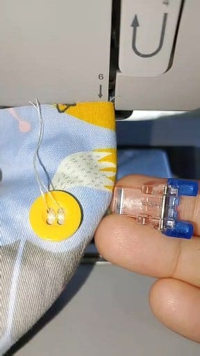 Cara guna tapak jahit butang📌 ---------------------------------------- Masih ada yang Tanya.. sis mana nak guna ni tapak..? Ok saya buat lagi Dan lagi jika ada yang bertanya lagi😅💕 #reelsviralシfb #tapakbutang #sewtips #SewingTutorial #mesinportablesinger | Radmiya Arifin