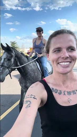 Woman Shows up Riding Horse at McDonald's Drive Thru - 1648258