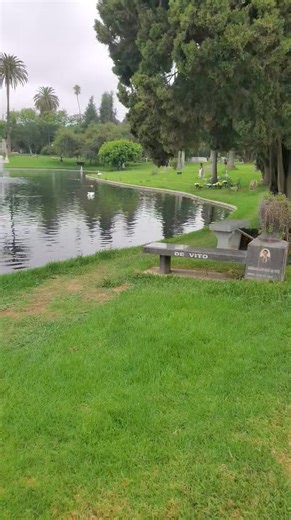 859K views · 6.9K reactions | Some people don't like Burt Reynolds grave #famousgraves #graves #cemeteries | Lamont At Large | Facebook