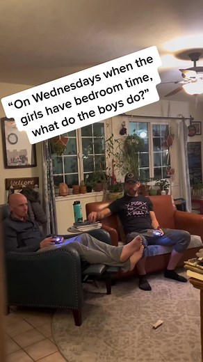 Scarlett and Theodora have been fully enjoying the growth of Atticus and Cornelius’ #meta relationship grow… they even talked and gossiped while waiting to go to bed😂 #poly #fyp #foryoupage #wholesomepolyamory #bigfamily #smallhome #polyamory #royalfamily #squadgoals #ethicalnonmonagomy #metamours