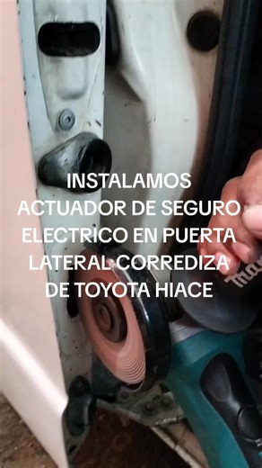 Ajuste del actuador en puerta lateral Toyota Hiace