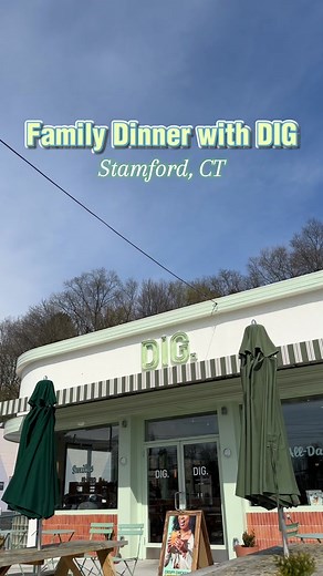 Take your next family dinner to @DIG. in Stamford! Their made-from-scratch, fast-casual meals are a great choice for all ages! They focus on using fresh, in-season veggies and ingredients from local farms 🌱 We chose to build our own DIG Family Dinner, which comes with 1 base, 1 protein, 4 sides, and 2 sauces. It’s the perfect size for a group of four! We chose crispy chicken as a protein with brown rice as the base, and sides of mac & cheese, charred broccoli with lemon, roasted sweet potatoes,