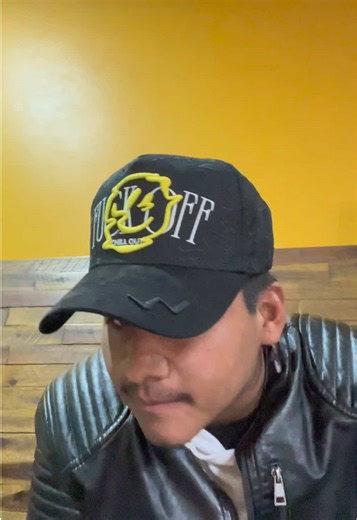 Estilo con gorras: Influencer Sonrixs y tendencias