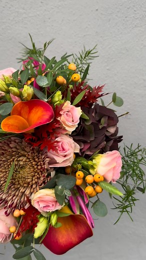 Fineste brudebuket i skønne efterårs farver🧡🩷 #brudebuket #bryllupsbinderi #blomstertilbryllup #bryllup #bryllup2025 #bryllupsblomster #blomsterbutikkenvedsøenpålandet #blomsterværkstedetågård | Blomsterværkstedet, Ågård