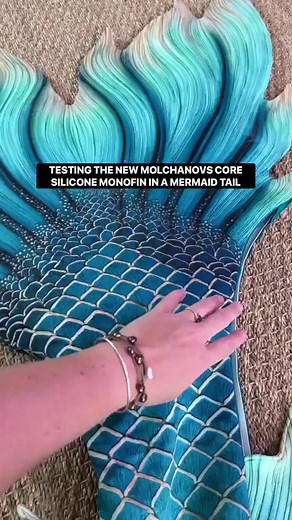 I had the opportunity to test out the new CORE silicone monofin from @molchanovsfreediving! This monofin is specifically designed for training and form. It’s a small and fairly lightweight fin that’s perfect for traveling and pool training. I was curious to see how it would work in a full mermaid tail setup so I gave it a test. It fit great in my @finfolkproductions tail and it packs down so small. I really enjoyed honing in on my form with softer movements. The monofin is absolute quality in it