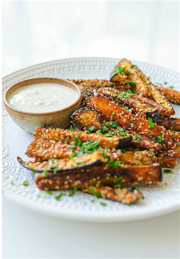 Palitos crocantes de Berinjela (forno e airfryer) Essa receita fácil transforma a berinjela em palitos assados e crocantes. De brinde nesse vídeo, vocês ainda ganham a receita de um molho secreto que combina com legumes assados, saladas e sanduíches. 📌 Salve essa receita para não perder. 👯‍♀️ Envie para um amigo que vai gostar. Ingredientes para a berinjela 2 berinjelas médias 6 colheres de sopa de @azeite.zetona 2 colheres se sopa de gergelim 2 colheres de sopa de parmesão 2 colheres de sopa 