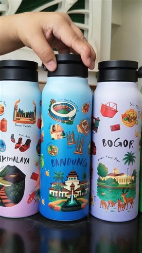 Yogya Grand Kepatihan on Instagram: "DOBEL BONUS akan Hadir Sebentar Lagi! ✨ Pastinya makin seru karena banyak merchandise lucu yang siap nemenin YO People 💛 Tumbler Limited City Series 😍 Dengan desain spesial khas Indonesia: Bandung • Bogor • Jawa Tengah • Cirebon • Tasikmalaya ✔️ Vacuum stainless steel pro grade ✔️ Tahan panas 12 jam & dingin 24 jam ✔️ BPA & Toxin Free ✔️ Bisa jadi phone holder (tilt 90°/rotate 360° dengan magsafe) ✔️ Easy carry & nyaman ✔️ Kapasitas 750 ml Kalau udah kumpul