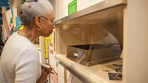 Krantenknipsels en kindertekeningen: de Bijlmerramp ‘in een doosje gestopt’ - Pauw - BNNVARA