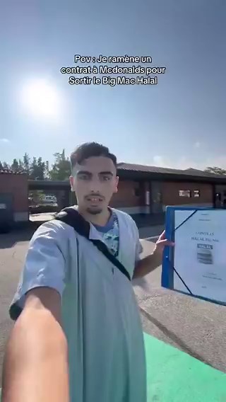 🚨Dans un McDonald's en France, un immigré d'Afrique du Nord s'est présenté avec une pancarte exigeant que le restaurant propose de la nourriture halal. « C'est la loi. Si vous ne respectez pas les exigences halal, je vous poursuivrai en justice et vous obligerai à fermer ! », a-t-il menacé. Entré illégalement sur le territoire, il tente désormais d'imposer l'islam. C'est pourquoi ils sont haï dans le monde entier.