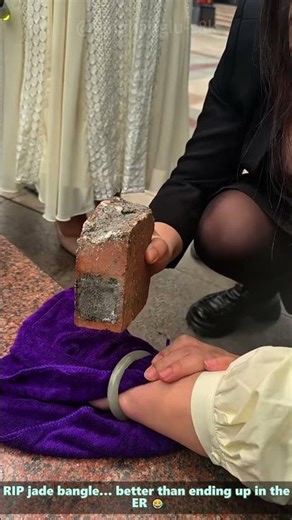 Emergency bracelet removal: breaking a stuck jade bangle