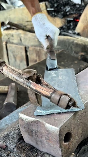 Watch a Master Blacksmith Transform Steel into a Beautiful Kitchen Knife #blacksmith
