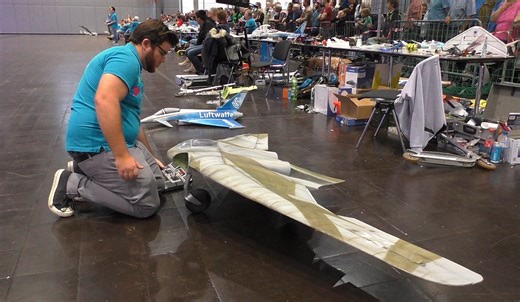 室内飞行的遥控Ho-229像真机(真的没有充气)| LIGHTWEIGHT 700 GRAM HORTEN IX HO-229 SCALE 1:7 MODEL