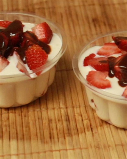 Cómo preparar fresas con crema Ingredientes para la crema - 200 gramos de crema de leche - 1/4 de lata de leche condensada o agrega a tu gusto - 100 gramos de queso - 1/2 cucharadita de esencia de vainilla | Hola soy Eldaí